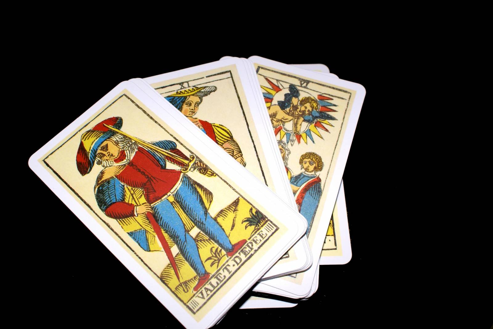 Venez participer aux ateliers proposant des cours de tarot de Marseille à proximité de Lyon