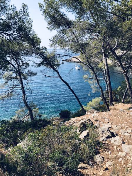 Une voyance par téléphone au prix discount de 1 € la minute mais effectuée par une médium travaillant seule pour sa clientèle de Marseille. 