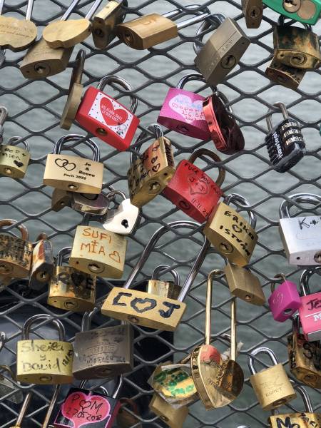 Une voyance par SMS : une réponse immédiate et sincère à une question précise sur votre avenir à Lyon.