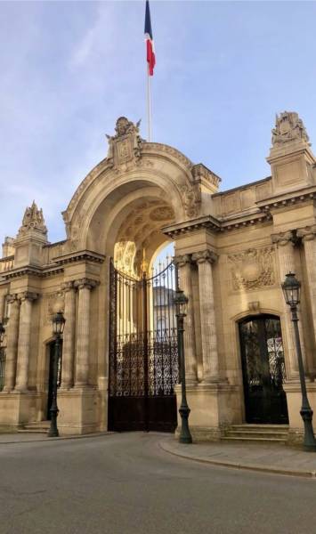 Pourquoi faire une consultation de voyance par téléphone si on habite à Paris ?